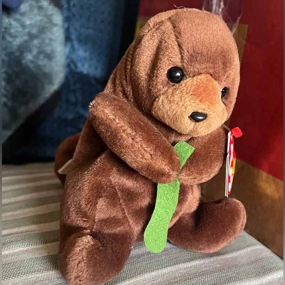 NWT Ty Brown Plush Otter with Green Leaf - Picture 3 of 7